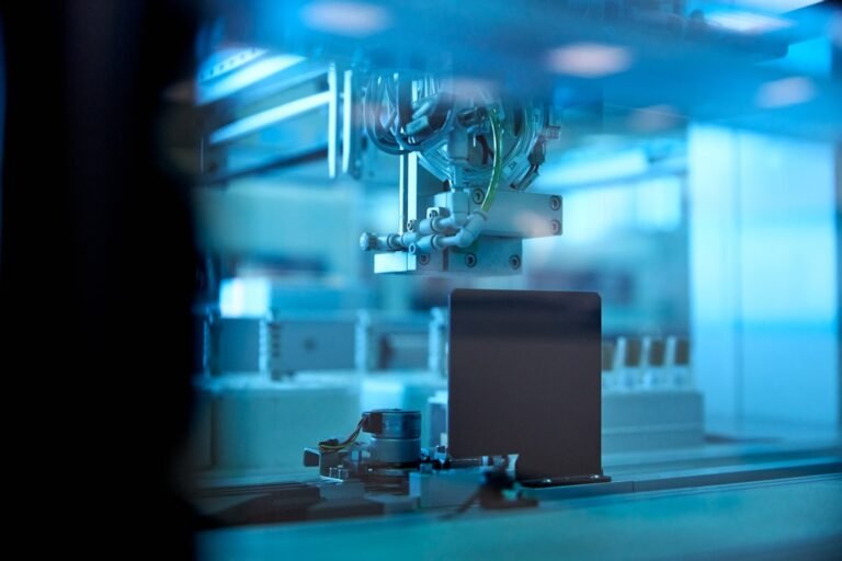 Braço robótico industrial, imagem ilustrativa para notícia sobre investimento em empresa de robótica