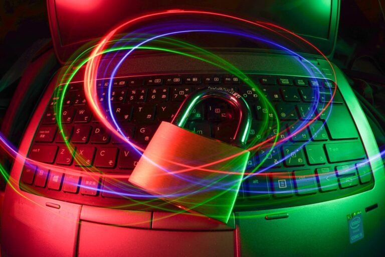 Cadeado sobre notebook representando login seguro e automação com IA