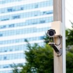 Câmera de segurança urbana, imagem ilustrativa para notícia sobre críticas a sistemas de vigilância