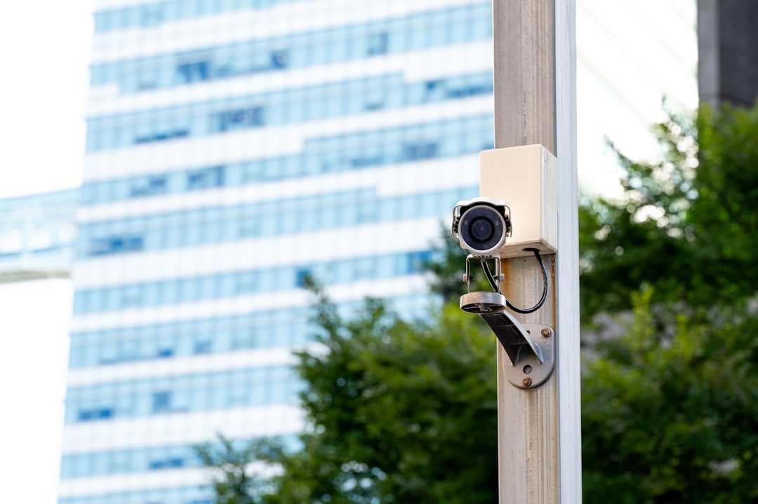 Câmera de segurança urbana, imagem ilustrativa para notícia sobre críticas a sistemas de vigilância