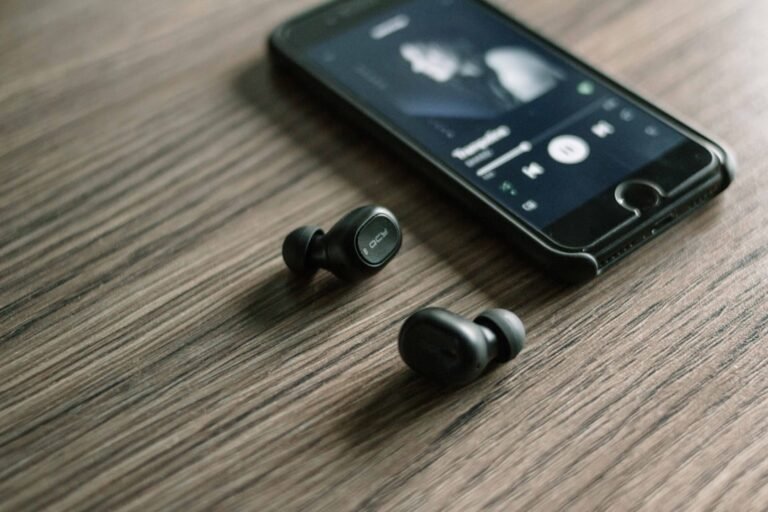 Fones de ouvido Bluetooth ao lado de smartphone, imagem ilustrativa para notícia sobre JOVI Buds Pro