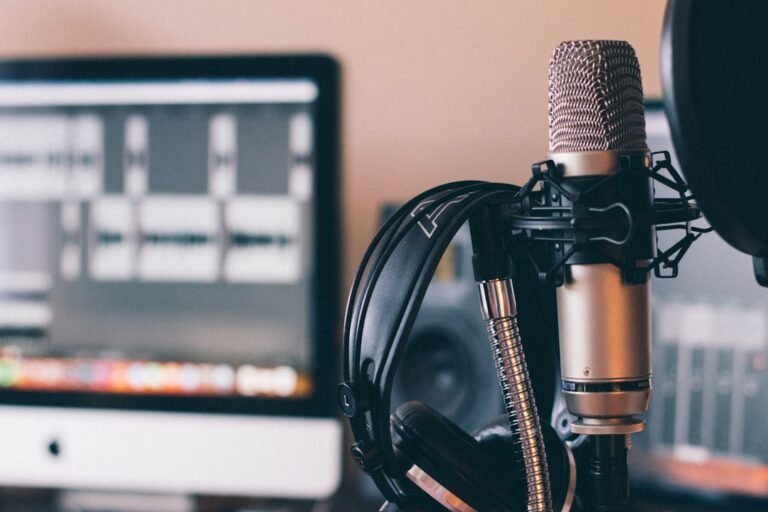Microfone e fones de ouvido representando podcasts e tecnologia de inteligência artificial