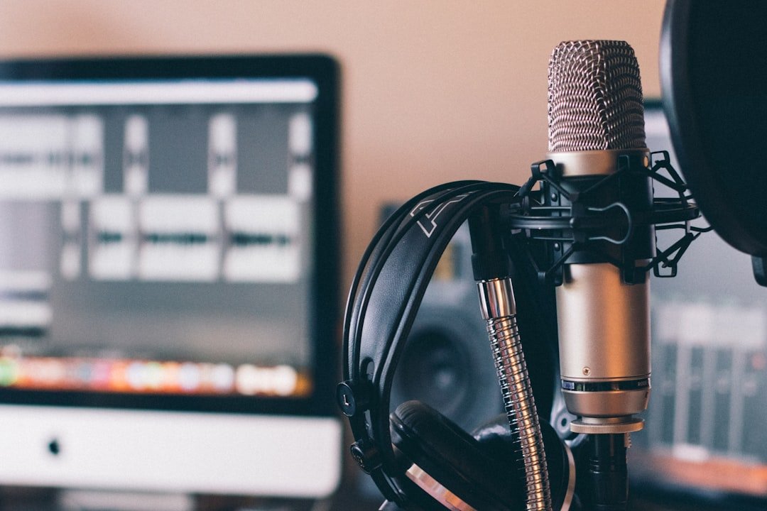 Microfone e fones de ouvido representando podcasts e tecnologia de inteligência artificial