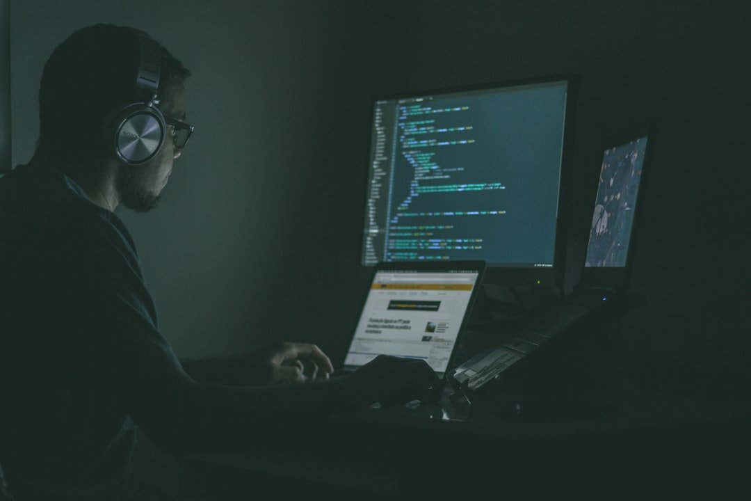 Profissional trabalhando em computadores, imagem ilustrativa para investigação de invasão envolvendo agente de IA