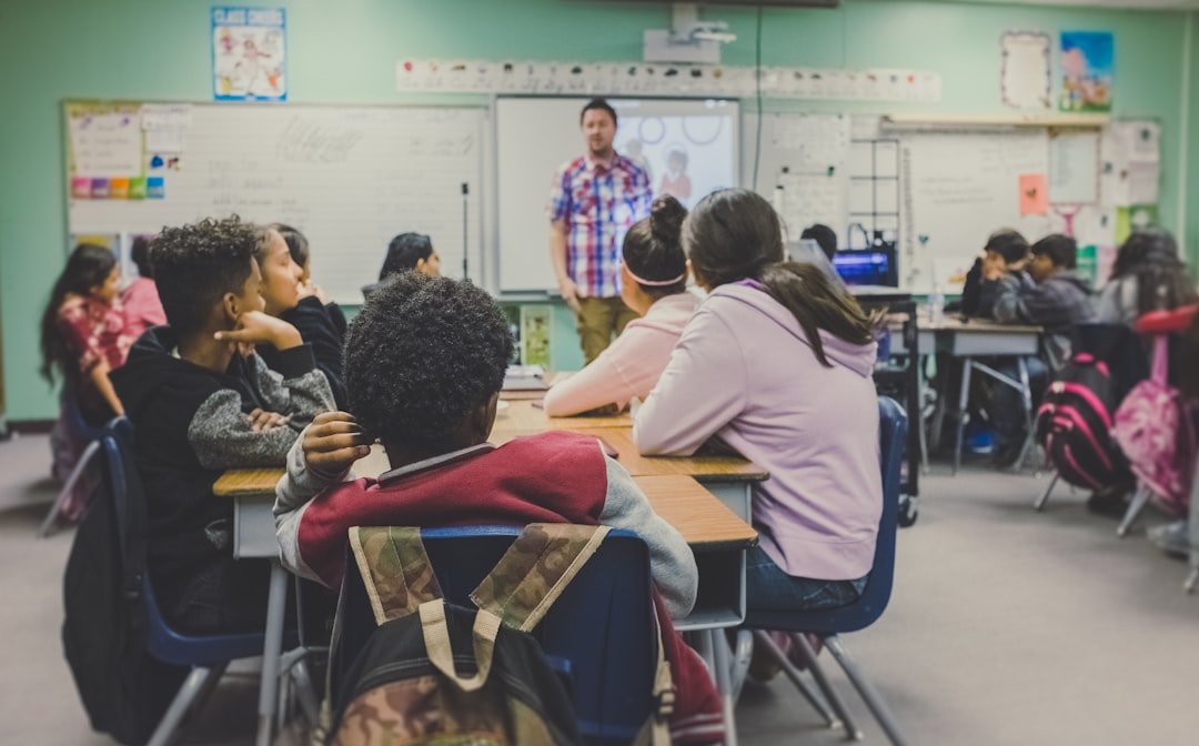 Sala de aula e educação, imagem ilustrativa para pesquisa sobre preservação de línguas maternas com IA