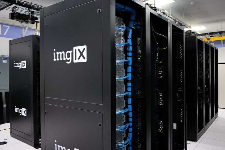 Servidores em data center, imagem ilustrativa para notícia sobre indisponibilidade do Claude