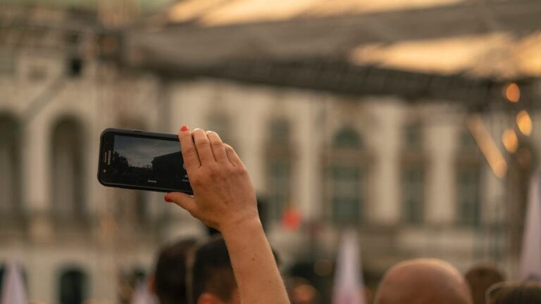 Uso de smartphone e mídia digital, imagem ilustrativa para notícia sobre expansão de anúncios do ChatGPT na Europa