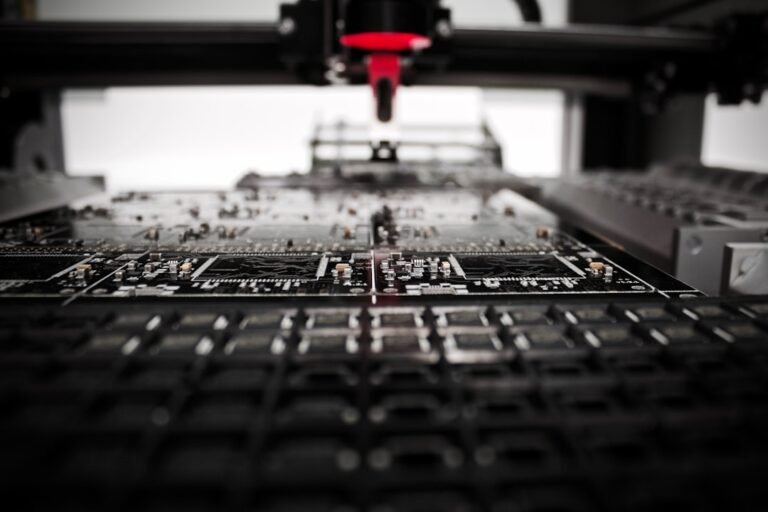Braço robótico e equipamentos de laboratório controlados por inteligência artificial