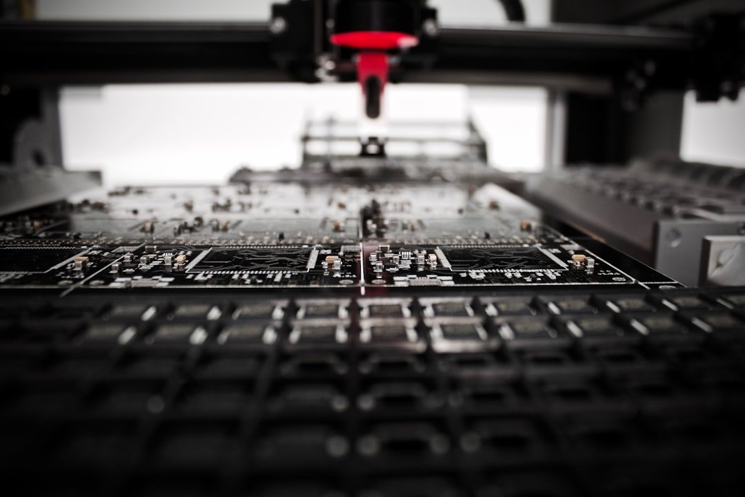 Braço robótico e equipamentos de laboratório controlados por inteligência artificial