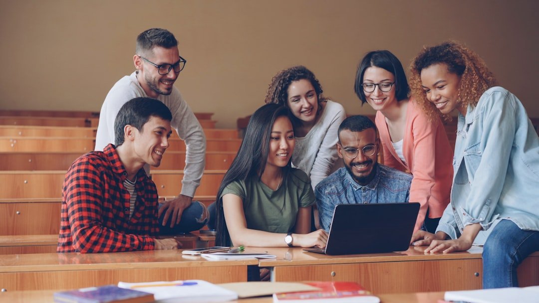 Estudantes usando tecnologia durante preparação para o Enem