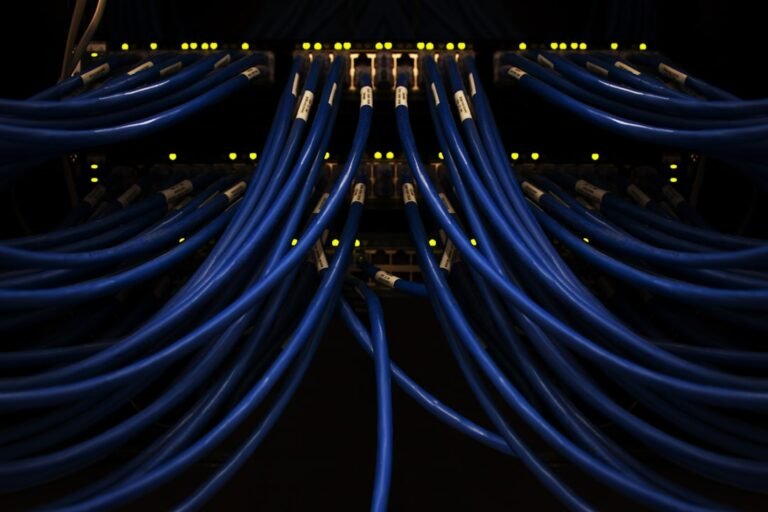 Infraestrutura de rede e roteamento entre APIs de modelos de linguagem