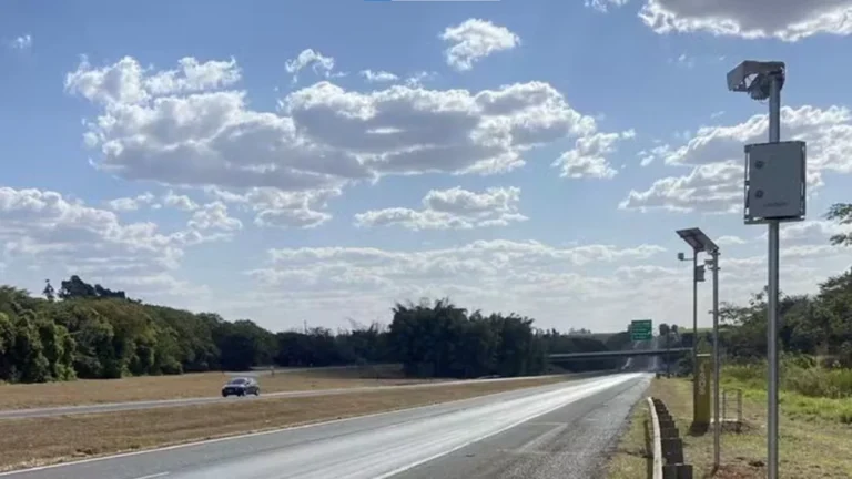 Radares com inteligência artificial aplicam 2,3 mil multas em rodovia de SP